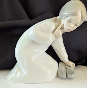 LLADRO LITTLE GIRL WITH SLIPPERS #4523 Mint Condition